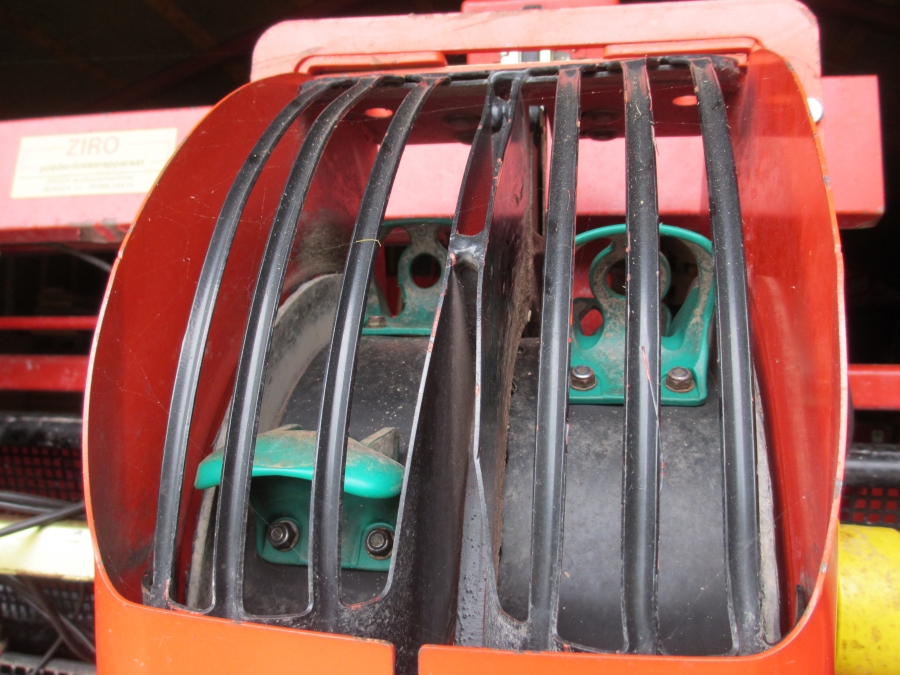 3716 Grimme GL 32B potato planter
