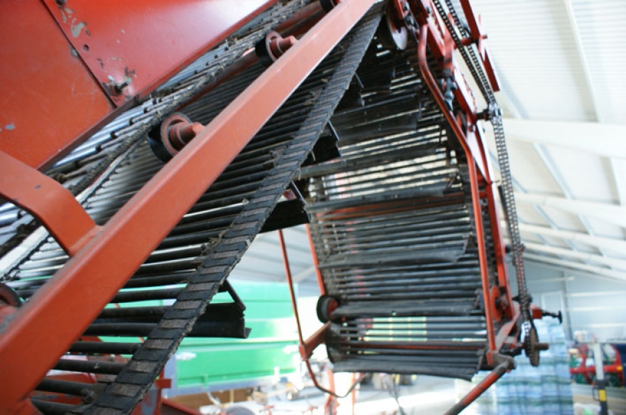 3744 Amac potato harvester / onion loader