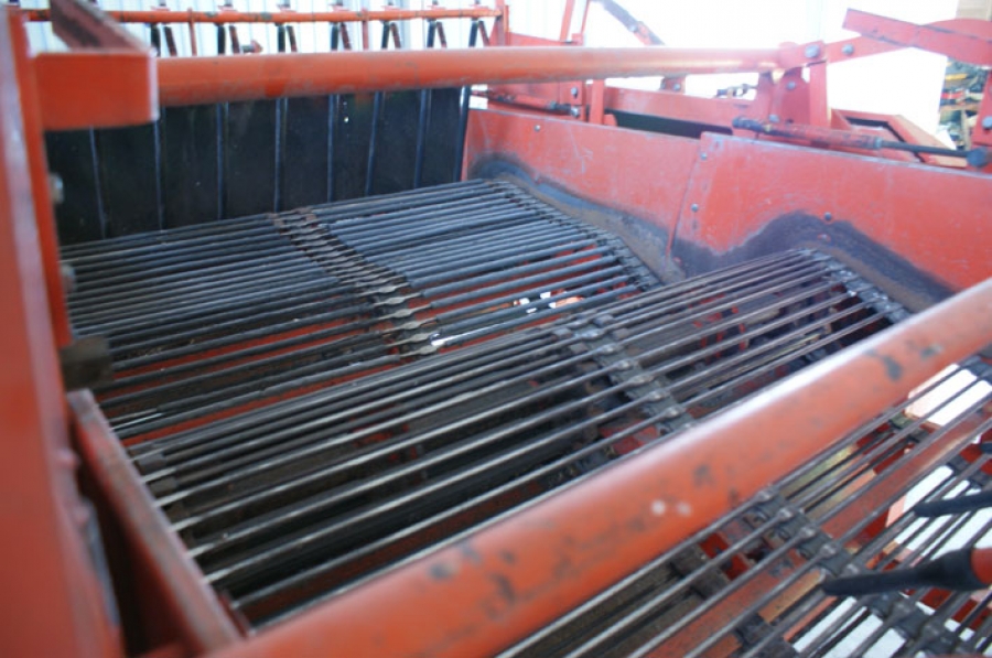 3744 Amac potato harvester / onion loader