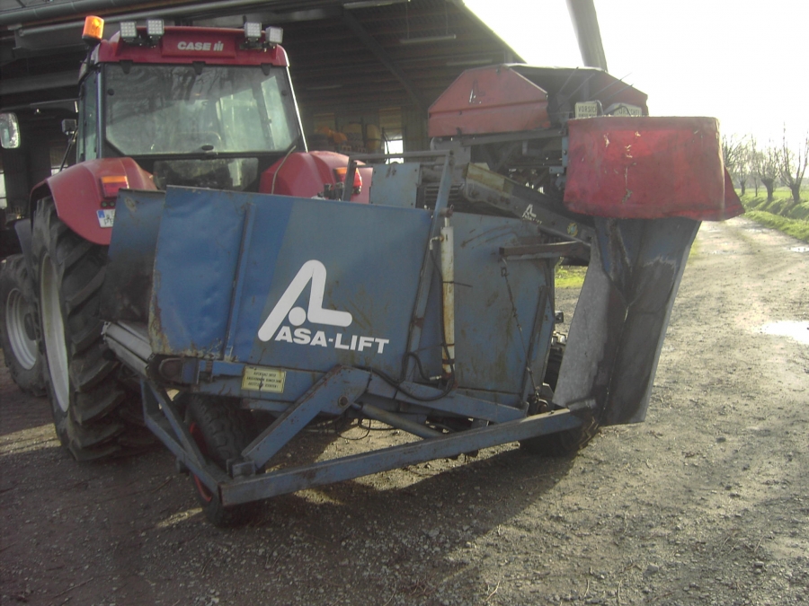 3766 Asa-lift T-10B carrot harvester mounted with bunker