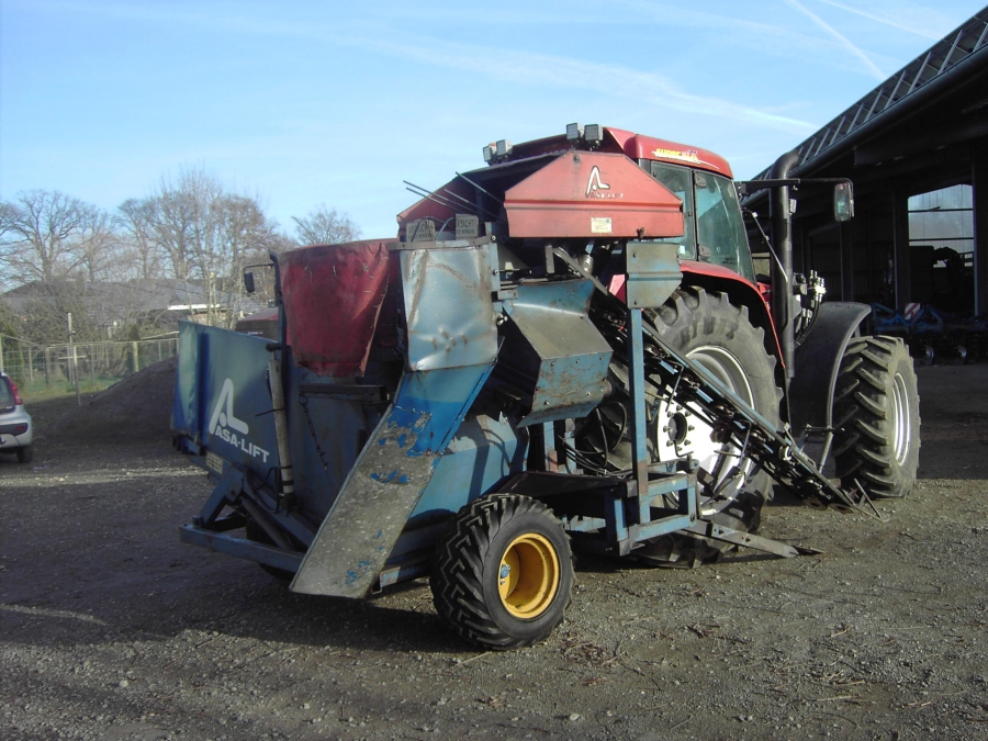 3766 Asa-lift T-10B carrot harvester mounted with bunker