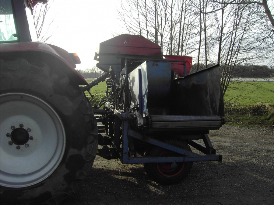 3766 Asa-lift T-10B carrot harvester mounted with bunker