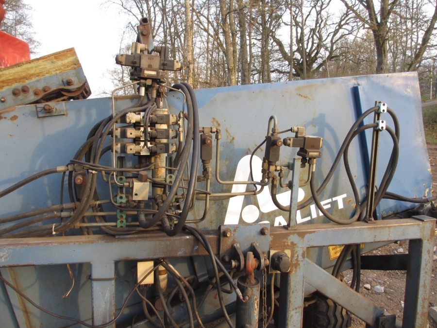 3766 Asa-lift T-10B carrot harvester mounted with bunker