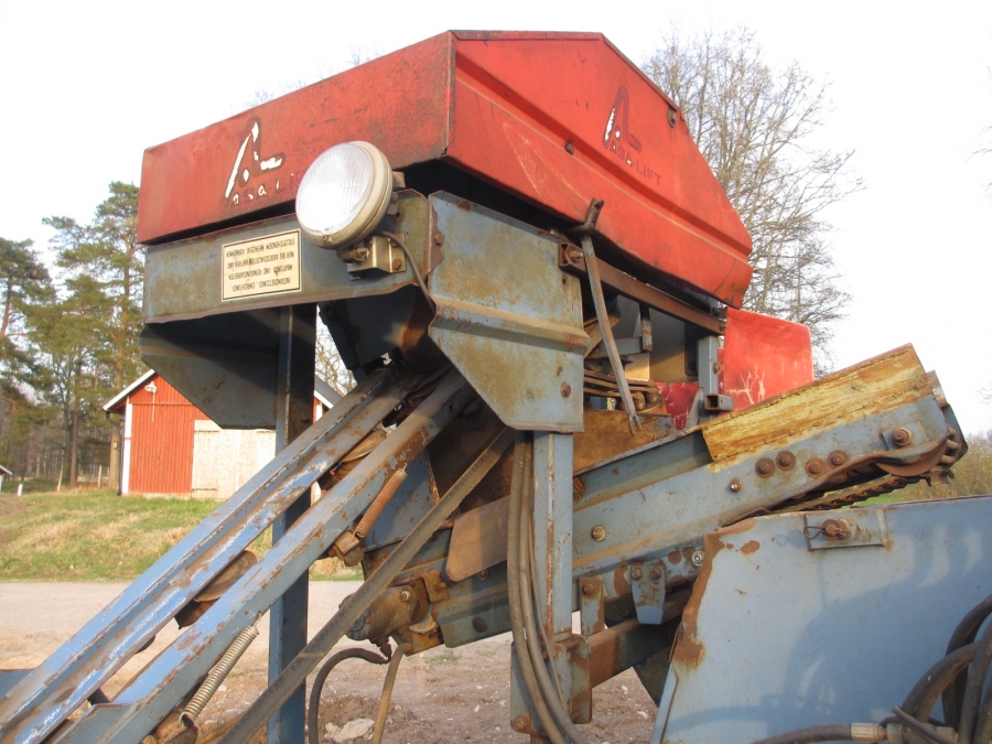 3766 Asa-lift T-10B carrot harvester mounted with bunker