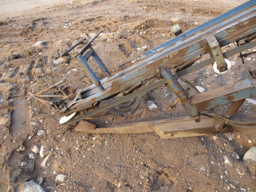 3766 Asa-lift T-10B carrot harvester mounted with bunker