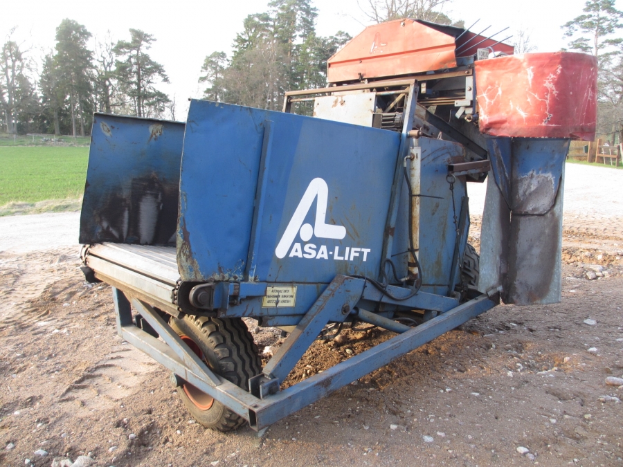3766 Asa-lift T-10B carrot harvester mounted with bunker