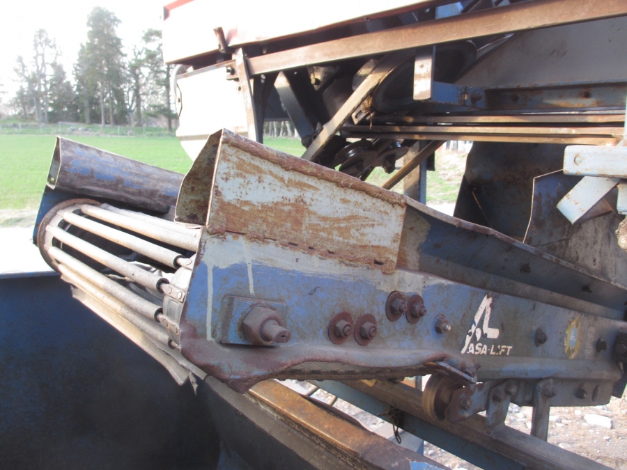 3766 Asa-lift T-10B carrot harvester mounted with bunker