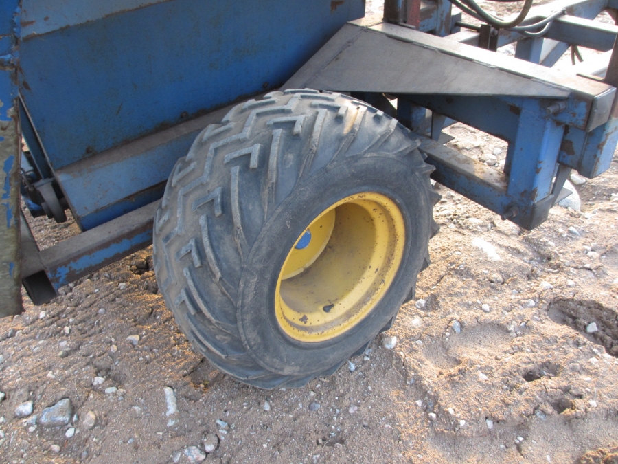 3766 Asa-lift T-10B carrot harvester mounted with bunker