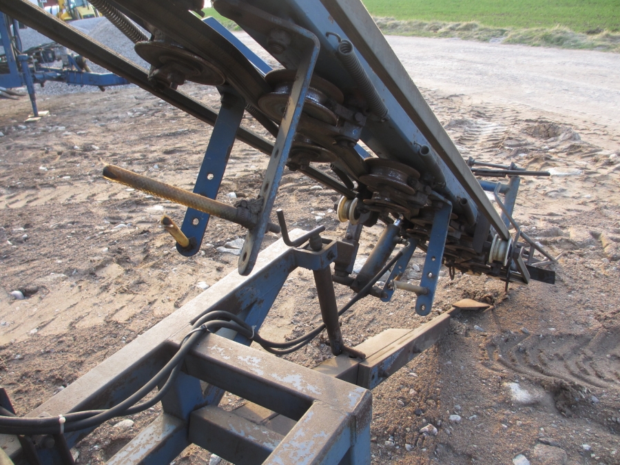 3766 Asa-lift T-10B carrot harvester mounted with bunker