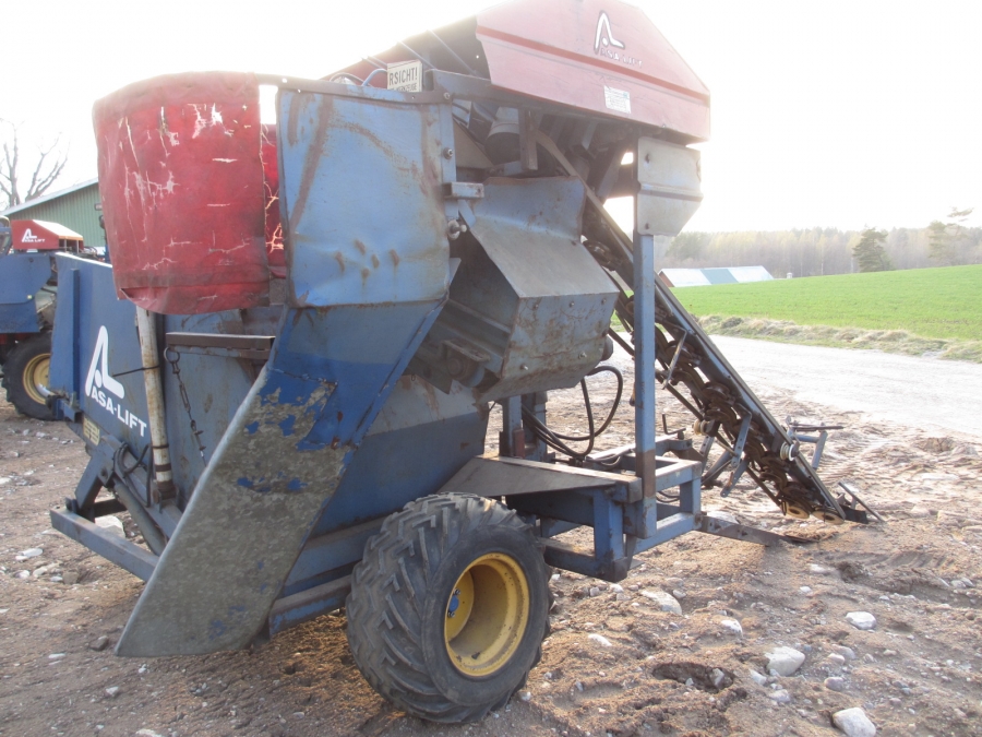 3766 Asa-lift T-10B carrot harvester mounted with bunker