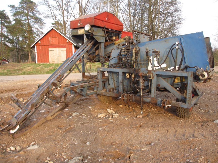 3766 Asa-lift T-10B carrot harvester mounted with bunker