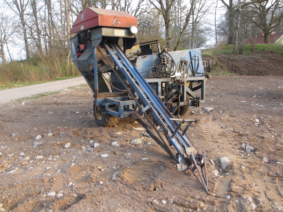 3766 Asa-lift T-10B carrot harvester mounted with bunker