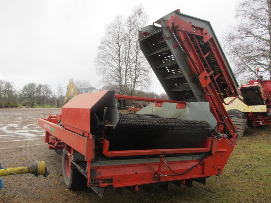 3794 Underhaug UN 2200 onion harvester with elevator