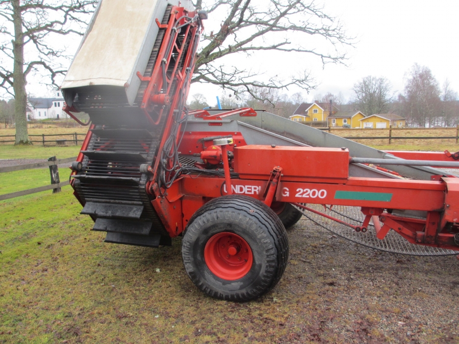 3794 Underhaug UN 2200 onion harvester with elevator