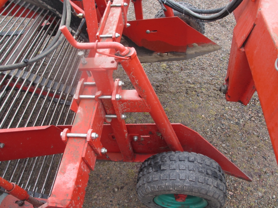 3794 Underhaug UN 2200 onion harvester with elevator