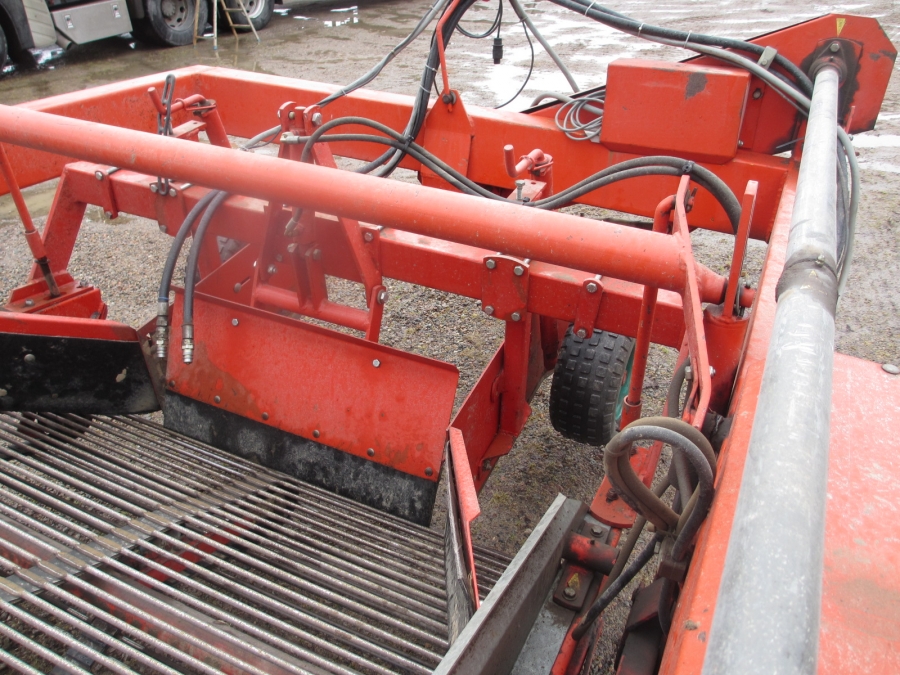 3794 Underhaug UN 2200 onion harvester with elevator
