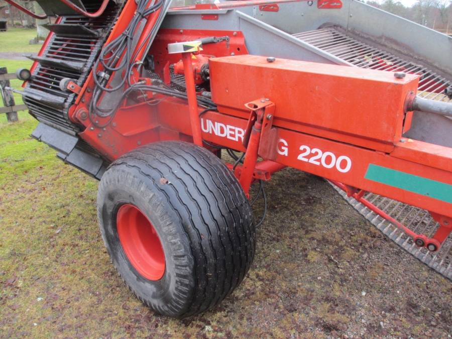 3794 Underhaug UN 2200 onion harvester with elevator