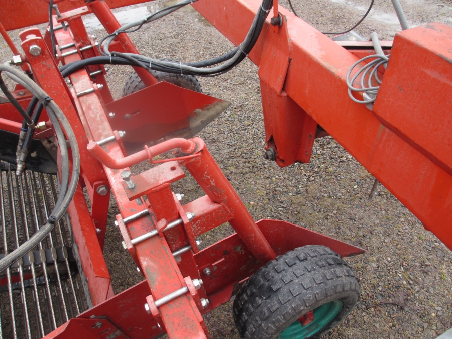 3794 Underhaug UN 2200 onion harvester with elevator