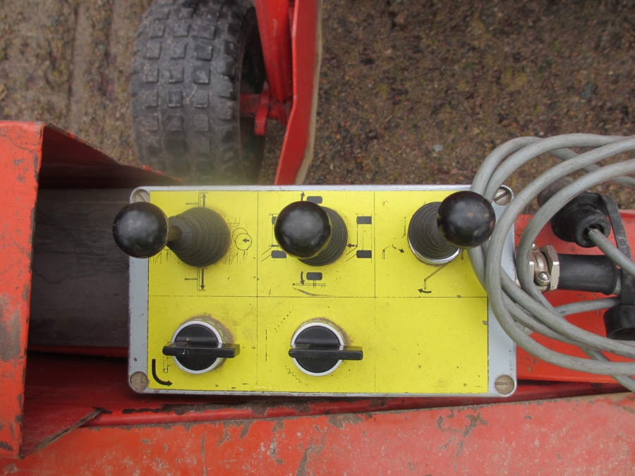 3794 Underhaug UN 2200 onion harvester with elevator