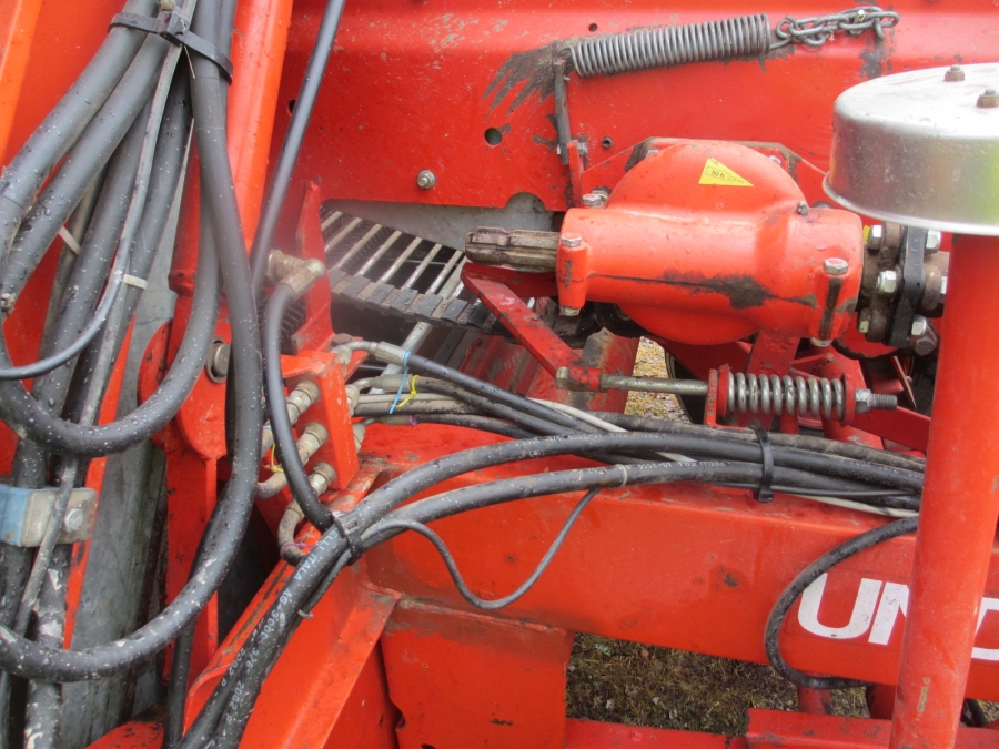 3794 Underhaug UN 2200 onion harvester with elevator