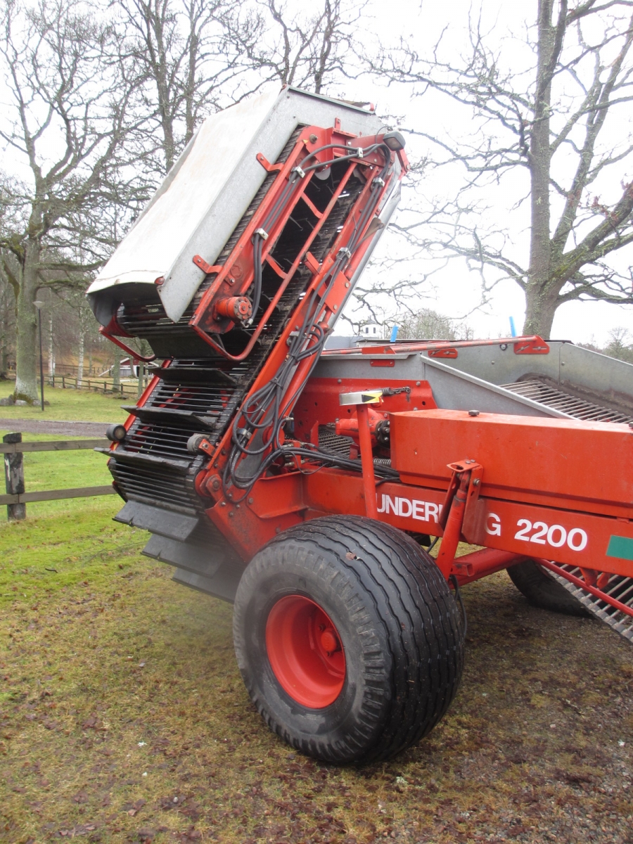 3794 Underhaug UN 2200 onion harvester with elevator