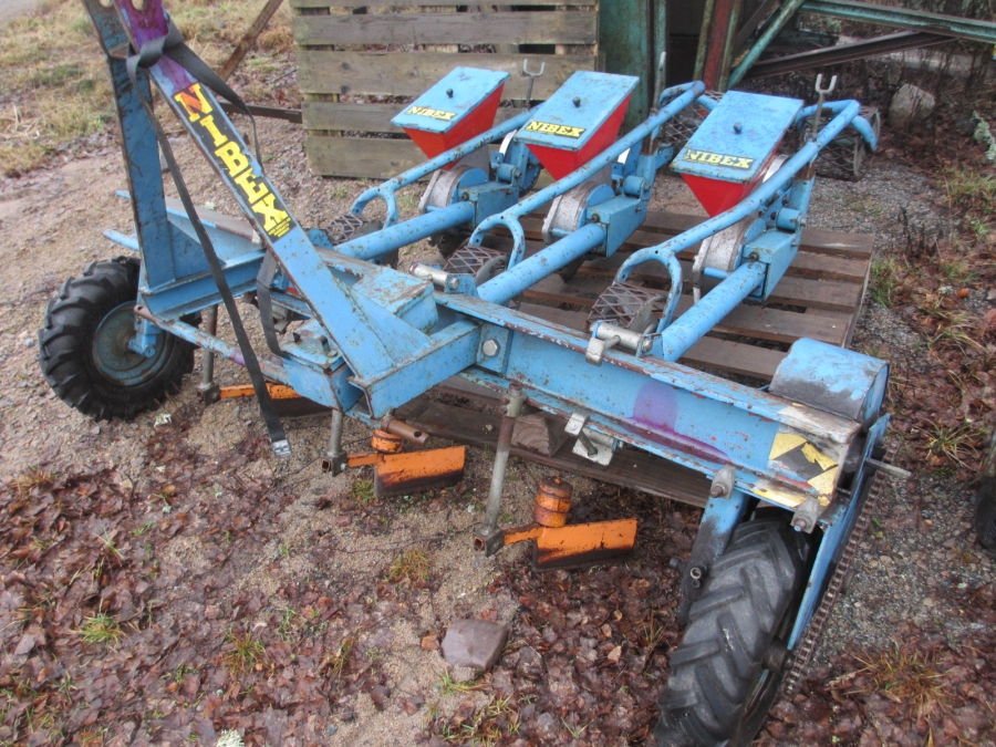 3798 Nibex 300 seeding machine 3 row