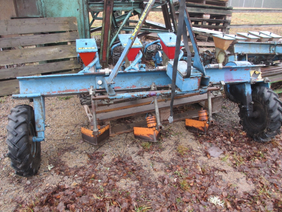 3798 Nibex 300 seeding machine 3 row