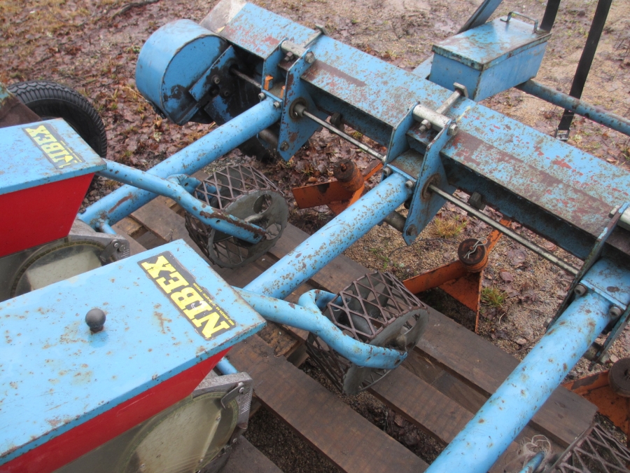 3798 Nibex 300 seeding machine 3 row