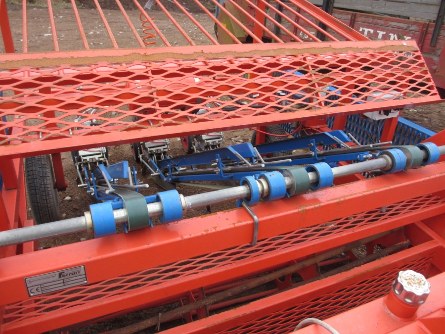 3825 Ferrari planting machine 3 row pneumatical