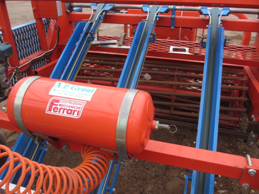 3825 Ferrari planting machine 3 row pneumatical