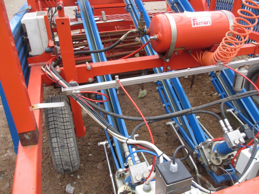 3825 Ferrari planting machine 3 row pneumatical