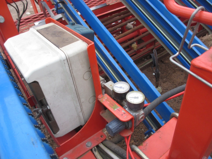 3825 Ferrari planting machine 3 row pneumatical