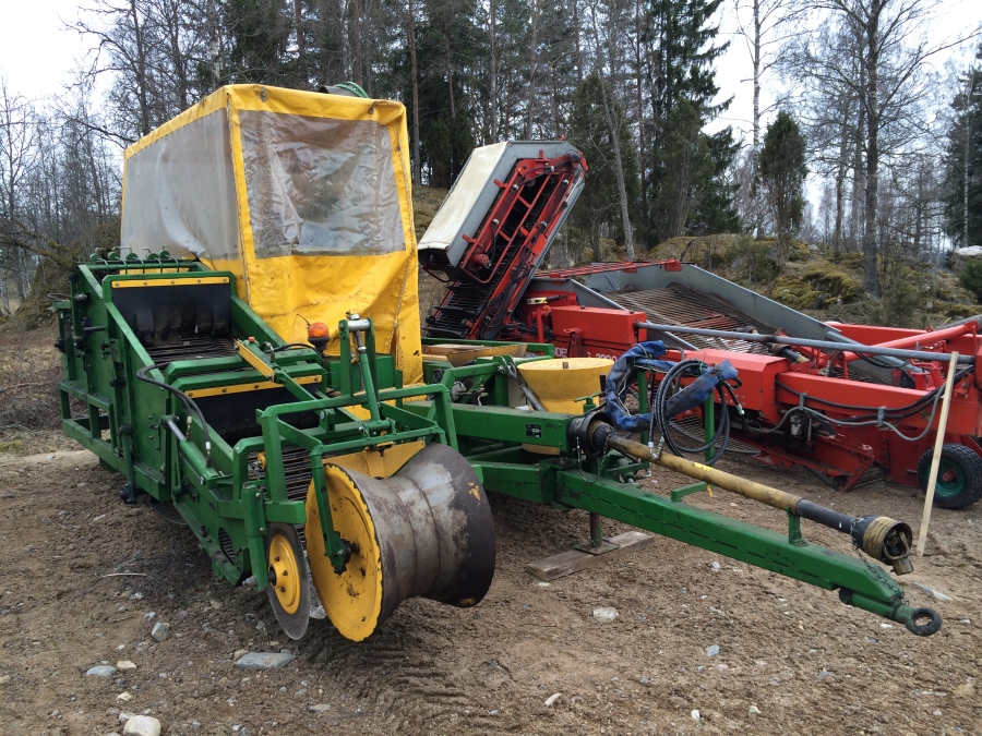 3831 Juko 1 row trailed potato harvester