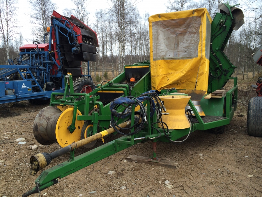 3831 Juko 1 row trailed potato harvester