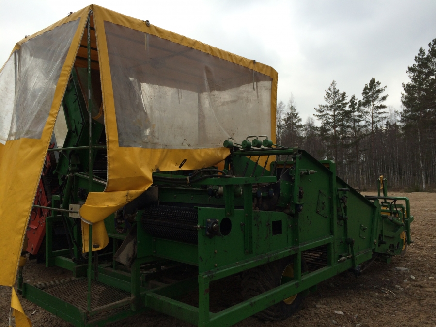 3831 Juko 1 row trailed potato harvester