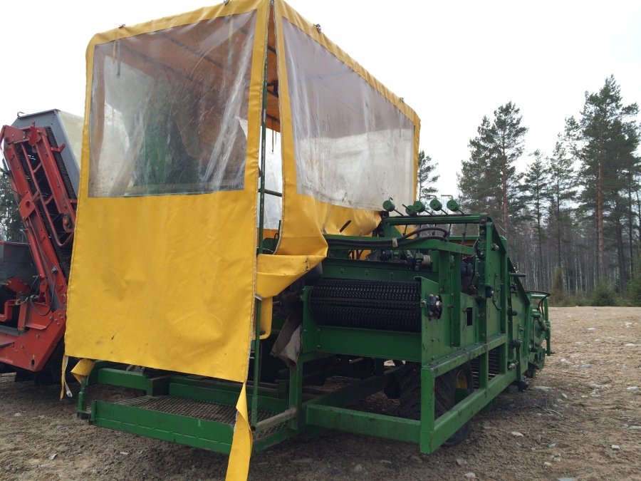 3831 Juko 1 row trailed potato harvester