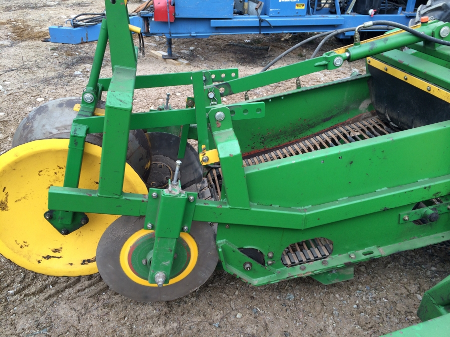 3831 Juko 1 row trailed potato harvester