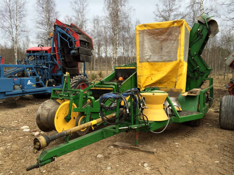3831 Juko 1 row trailed potato harvester
