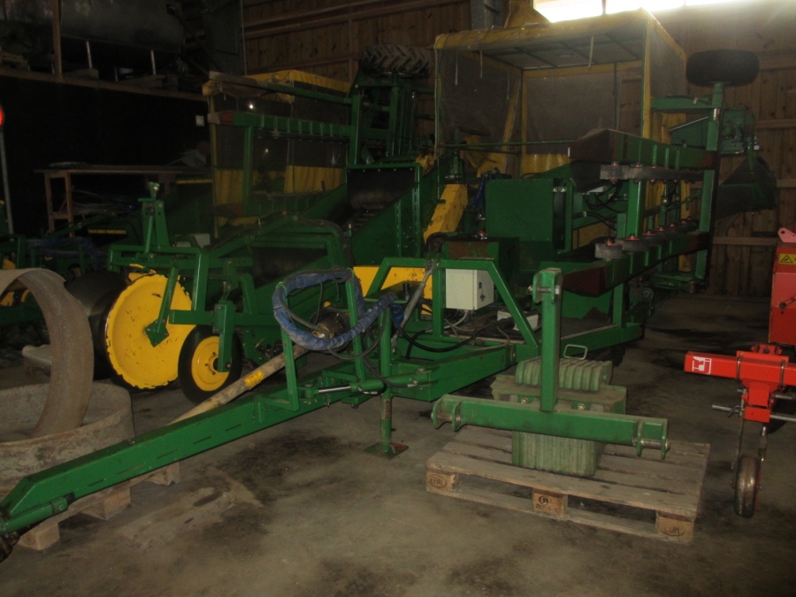 3831 Juko 1 row trailed potato harvester