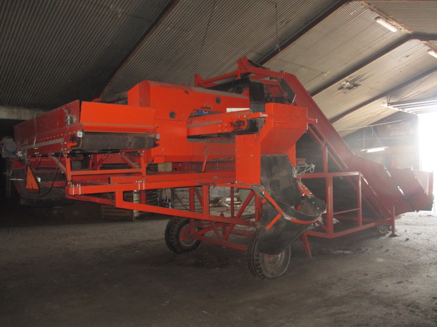 3867 EKKO receiving hopper with roller cleaner and 1200 mm screen grader