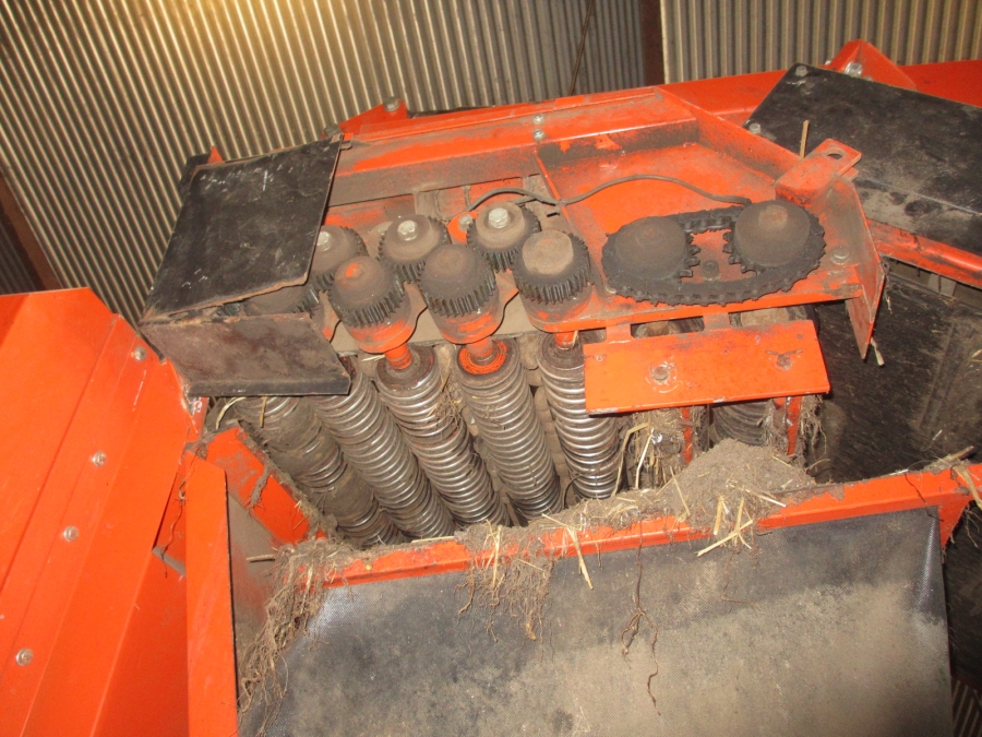 3867 EKKO receiving hopper with roller cleaner and 1200 mm screen grader