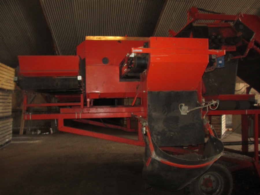 3867 EKKO receiving hopper with roller cleaner and 1200 mm screen grader