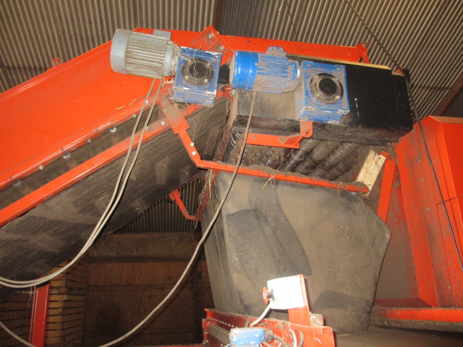3867 EKKO receiving hopper with roller cleaner and 1200 mm screen grader