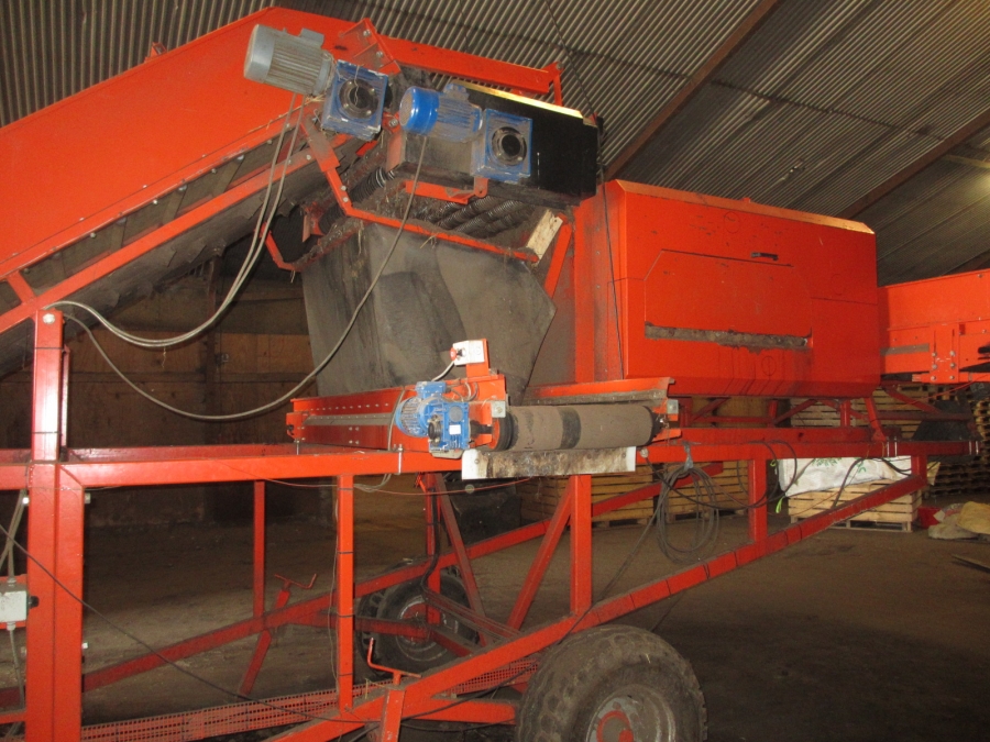 3867 EKKO receiving hopper with roller cleaner and 1200 mm screen grader