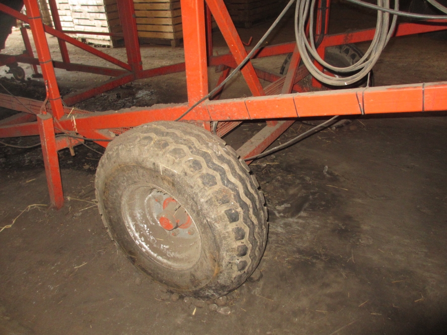3867 EKKO receiving hopper with roller cleaner and 1200 mm screen grader