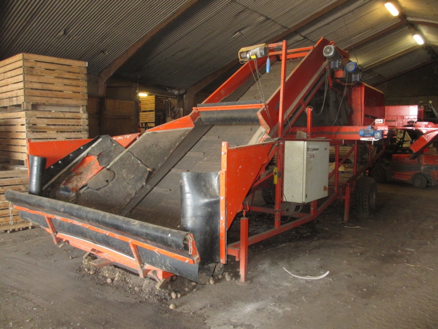 3867 EKKO receiving hopper with roller cleaner and 1200 mm screen grader