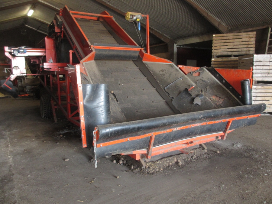 3867 EKKO receiving hopper with roller cleaner and 1200 mm screen grader