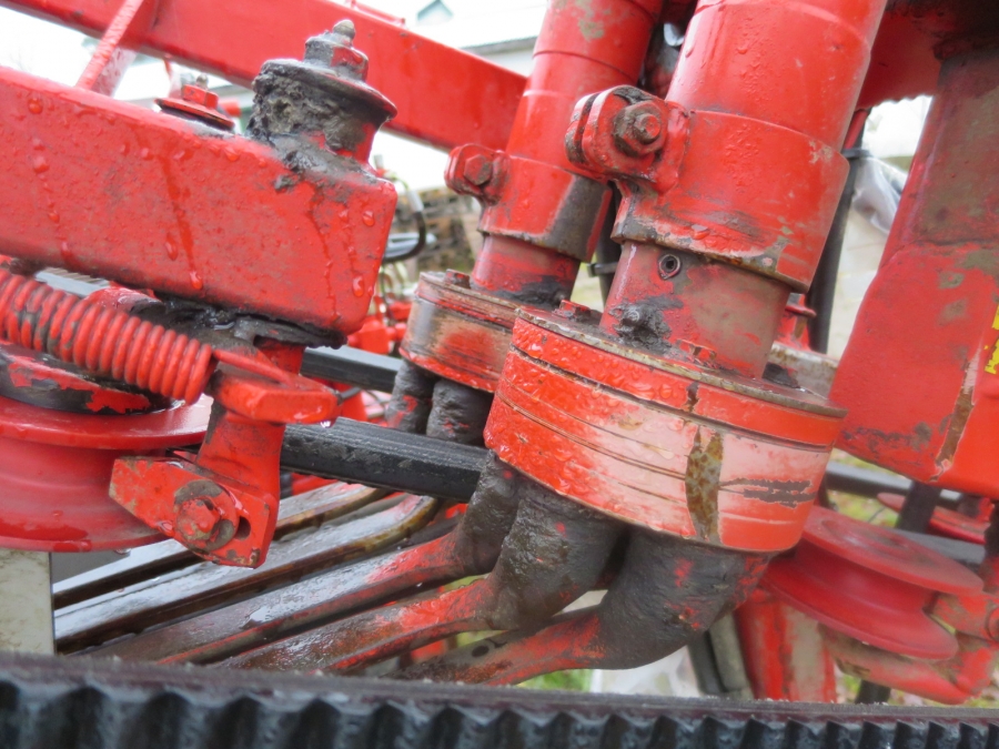3920 Dewulf P3CC carrot harvester with auto box system