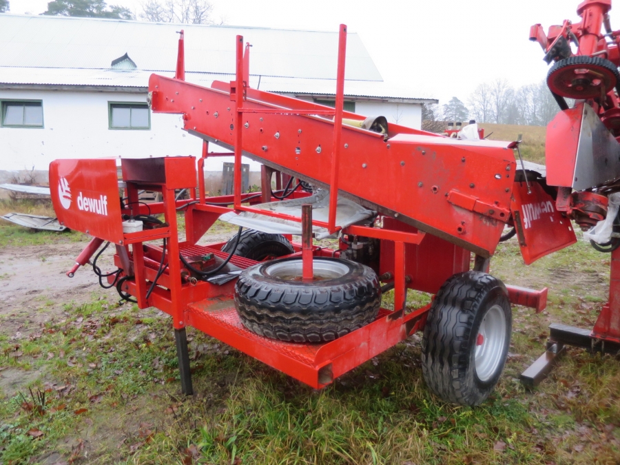 3920 Dewulf P3CC carrot harvester with auto box system