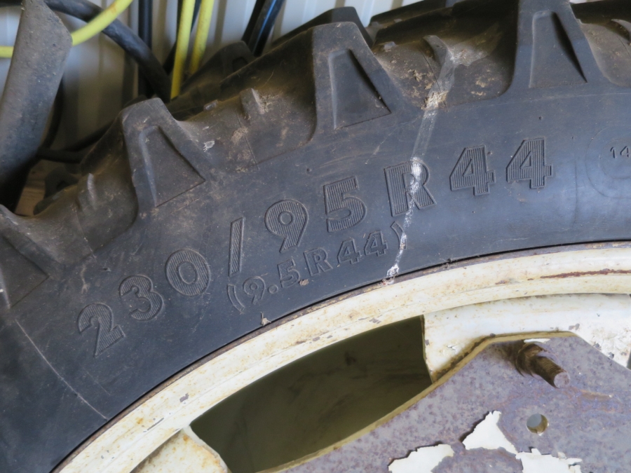 3951 Row crop tires 9,5x44 bolt circle 205 mm c/c